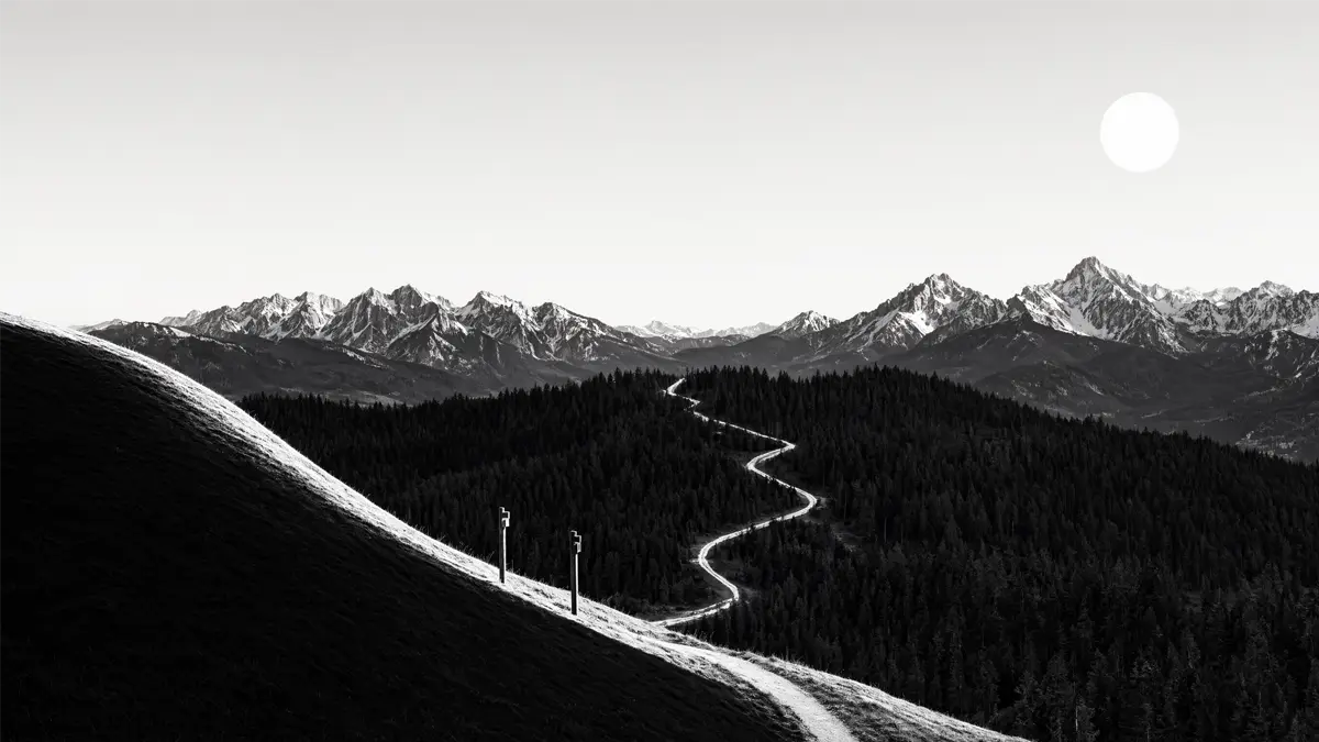 Wandern im Chiemgau Panoramablick über die Chiemgauer Alpen mit Almwiesen im Vordergrund und schroffen Gipfeln im Hintergrund, Sommerlicht.